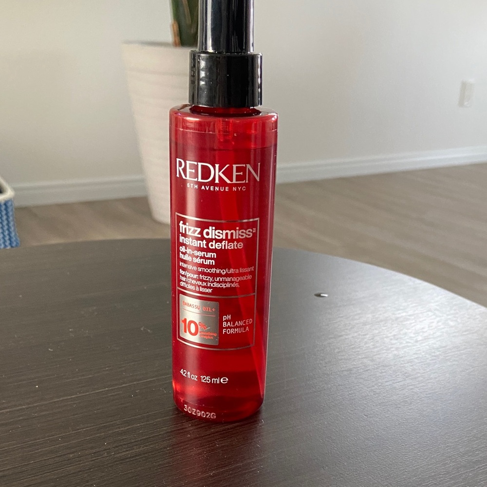 Redken Frizz Dismiss Oil Serum in Bold Red